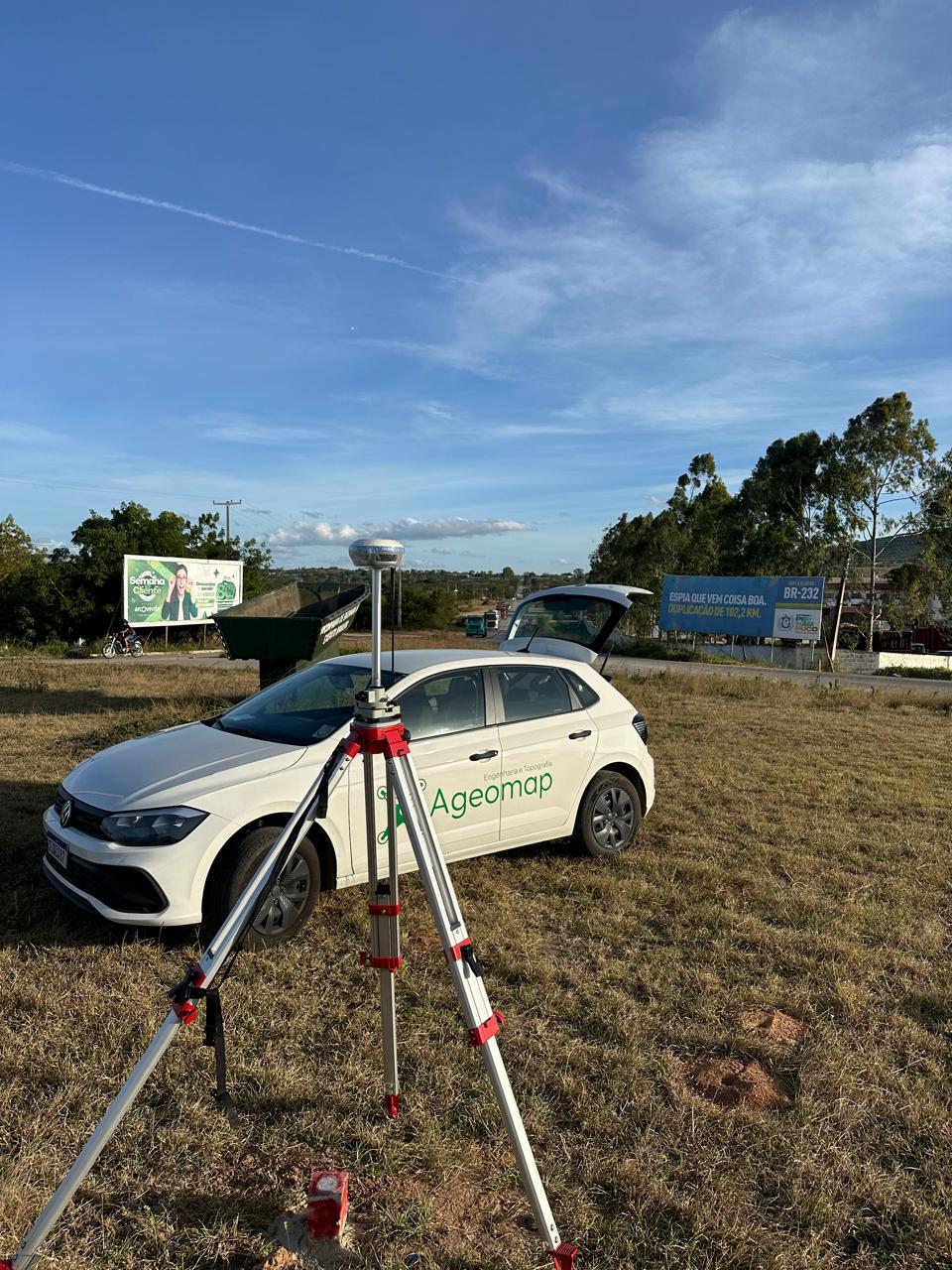 Receptor GNSS RTK sobre tripé e veículo da Ageomap às margens da BR-232