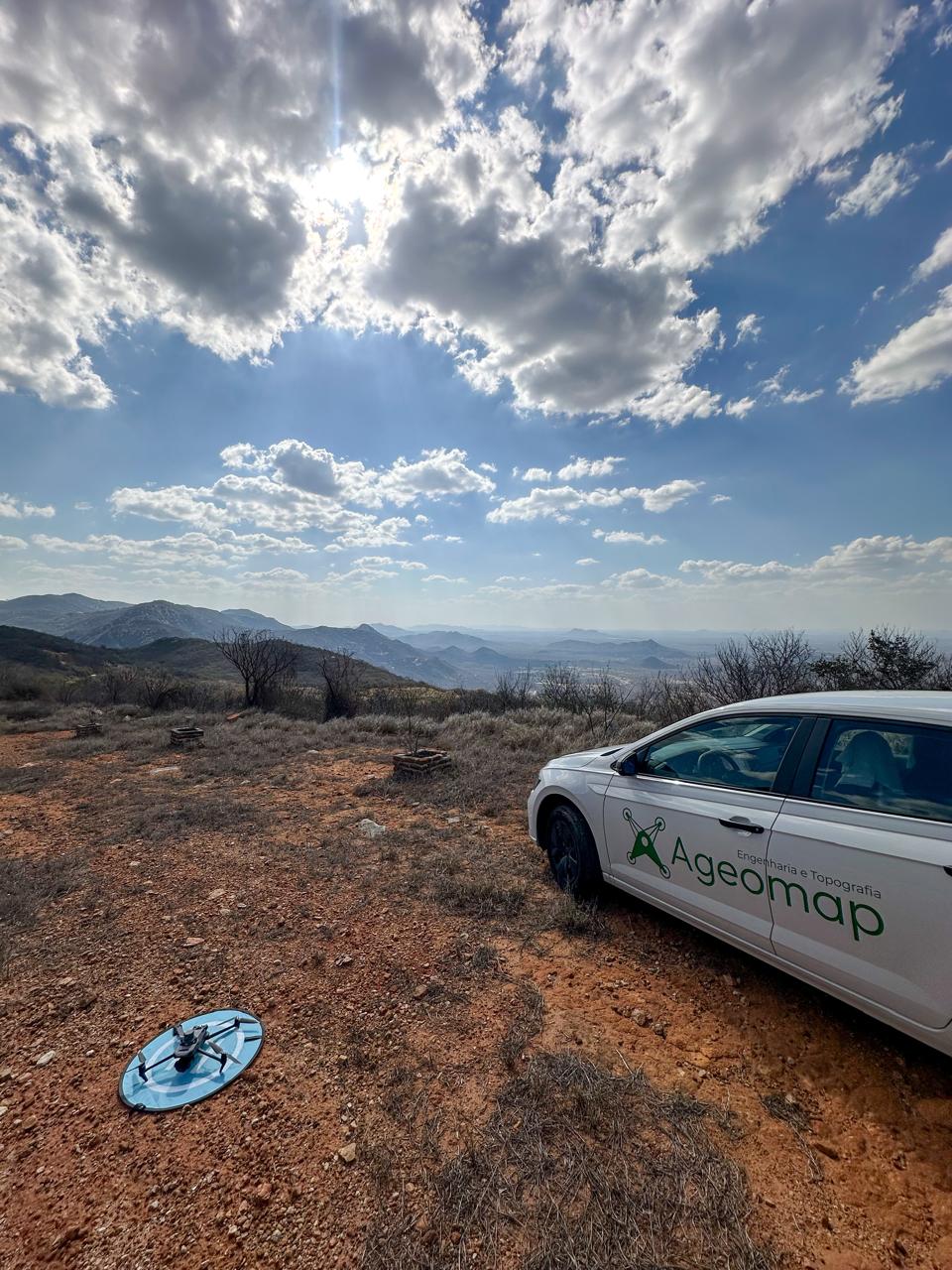 Drone de mapeamento e veículo da Ageomap em área de serra antes do voo fotogramétrico